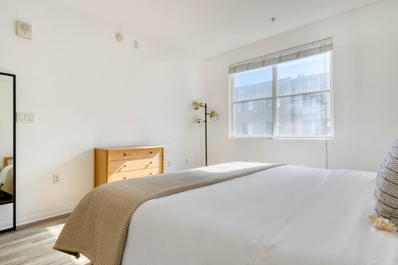 Apartment Hollywood 2br W Gym Pool Nr Chinese Theater Lax-230 *