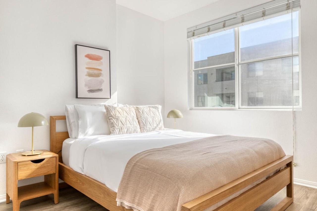 Hollywood 2br W Gym Pool Nr Chinese Theater Lax-230 *