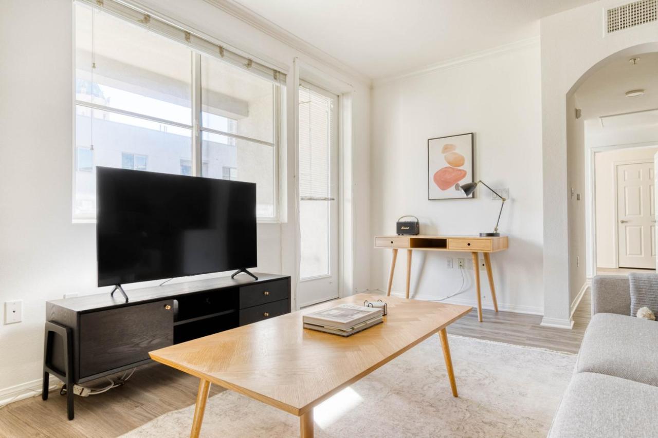 Apartment Hollywood 2br W Gym Pool Nr Chinese Theater Lax-230