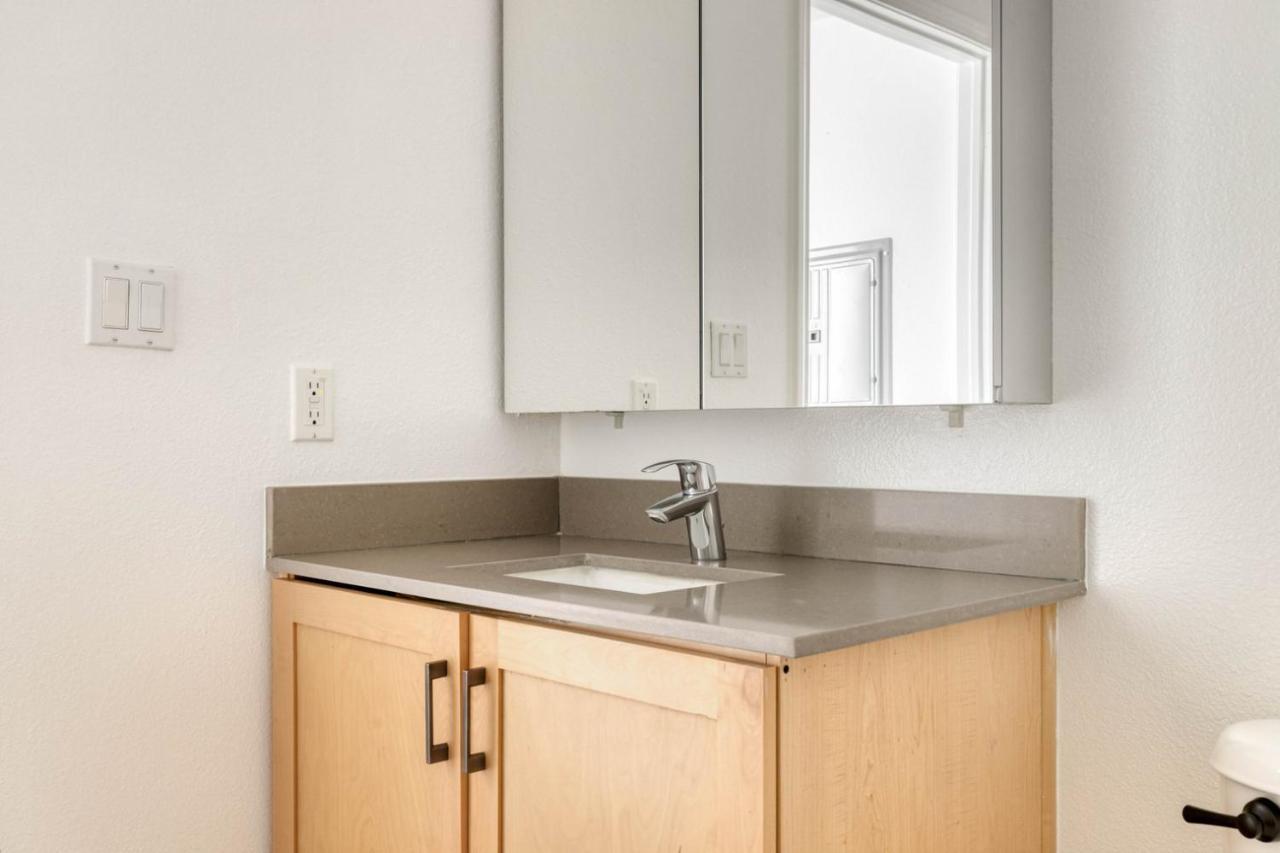 Hollywood 2br W Gym Pool Nr Chinese Theater Lax-230