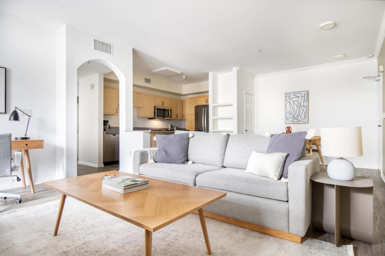 Hollywood 2br W Gym Pool Nr Chinese Theater Lax-230 *